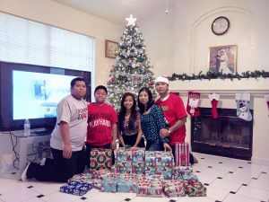 We had to take like ten million photos until we opened the gifts because that's how my parents are. Everything needs to be photographed lol. But yeah, this is my family and those are the gifts we've been waiting to open!